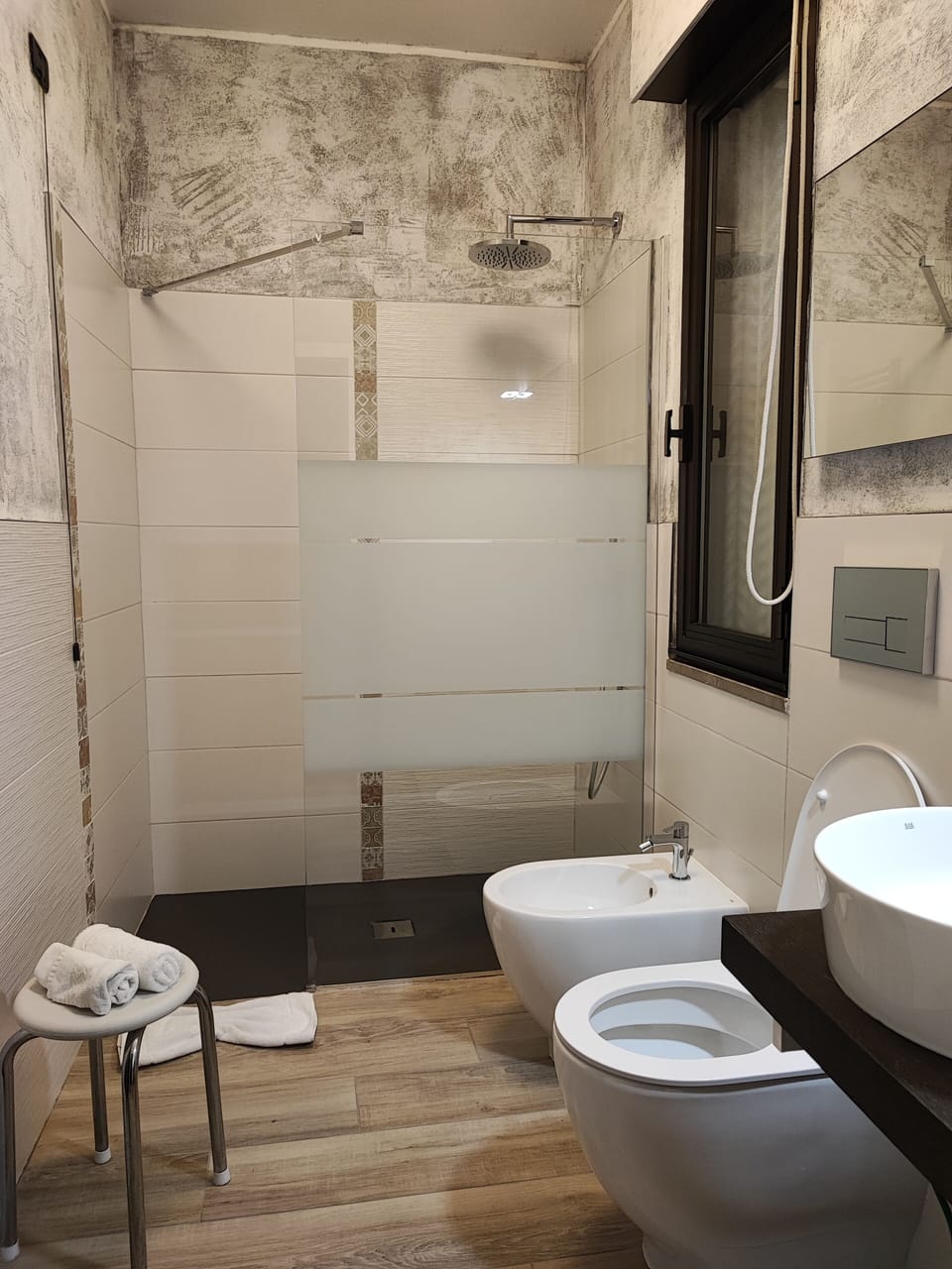 Deluxe Room | Bathroom | Combined shower/tub, free toiletries, hair dryer, bidet