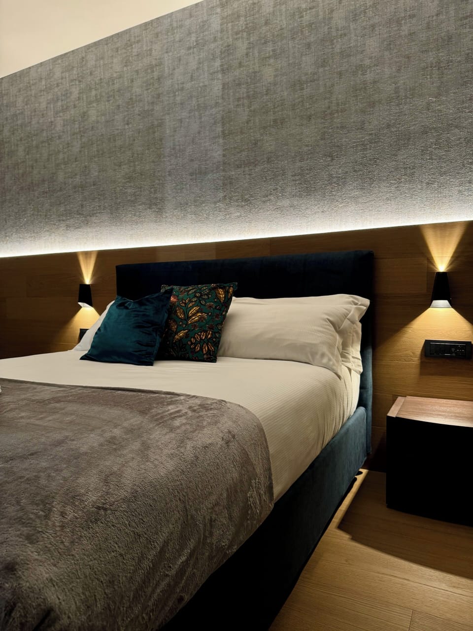 Deluxe Room | Premium bedding, down comforters, memory foam beds, minibar