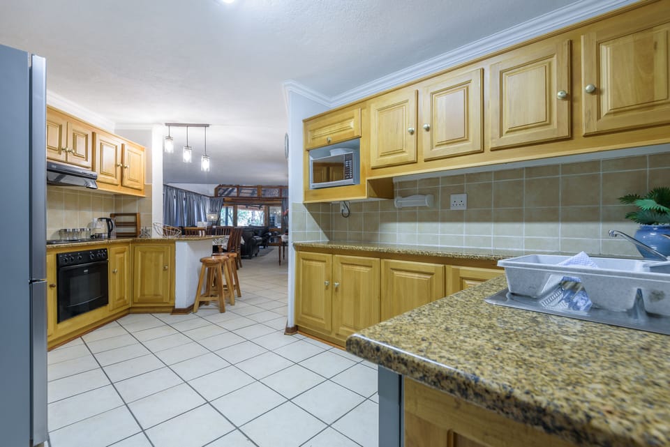Full-size fridge, microwave, oven, stovetop