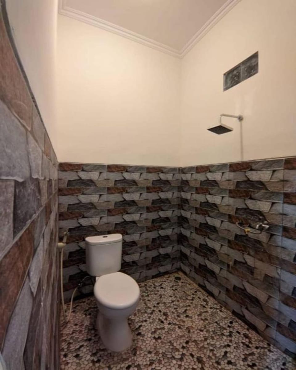 Shower, rainfall showerhead, free toiletries, bidet