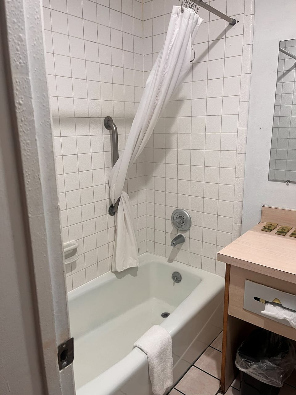 Combined shower/tub, free toiletries, towels, soap