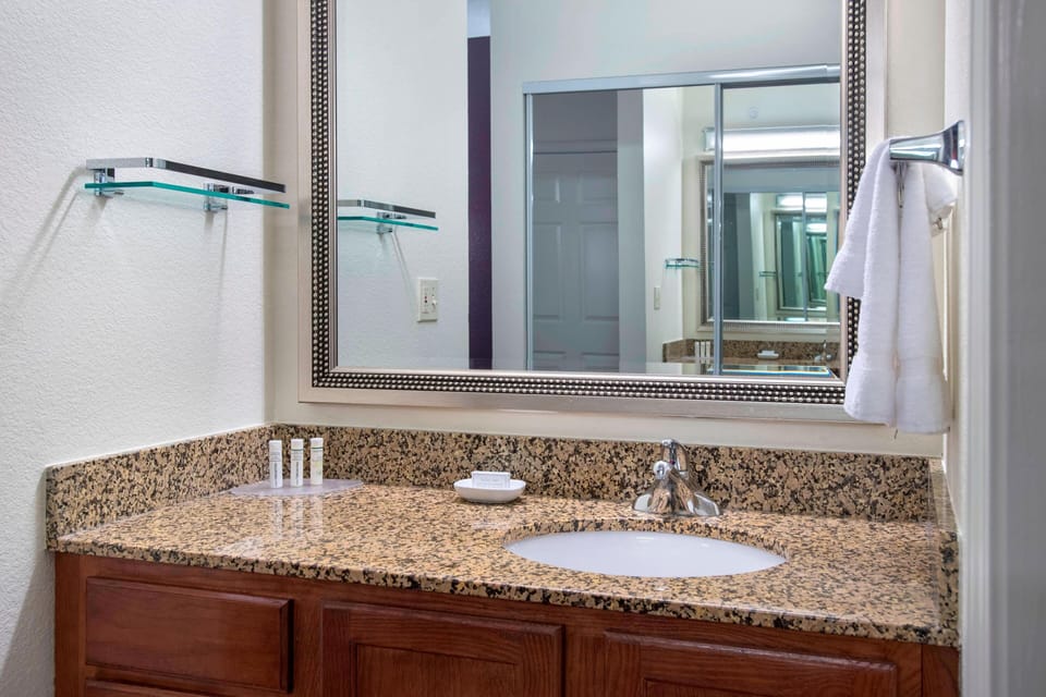 Combined shower/tub, free toiletries, hair dryer, towels