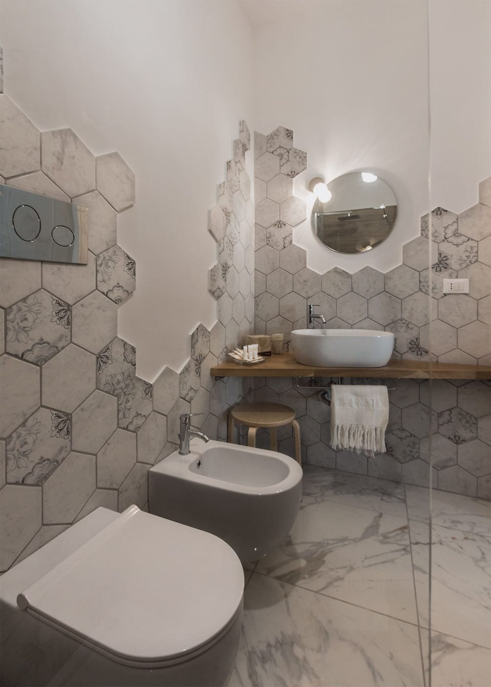 Elite Triple Room | Bathroom | Shower, rainfall showerhead, free toiletries, hair dryer
