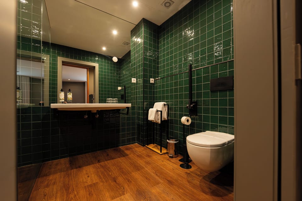 Superior Room | Bathroom | Combined shower/tub, free toiletries, hair dryer, bidet