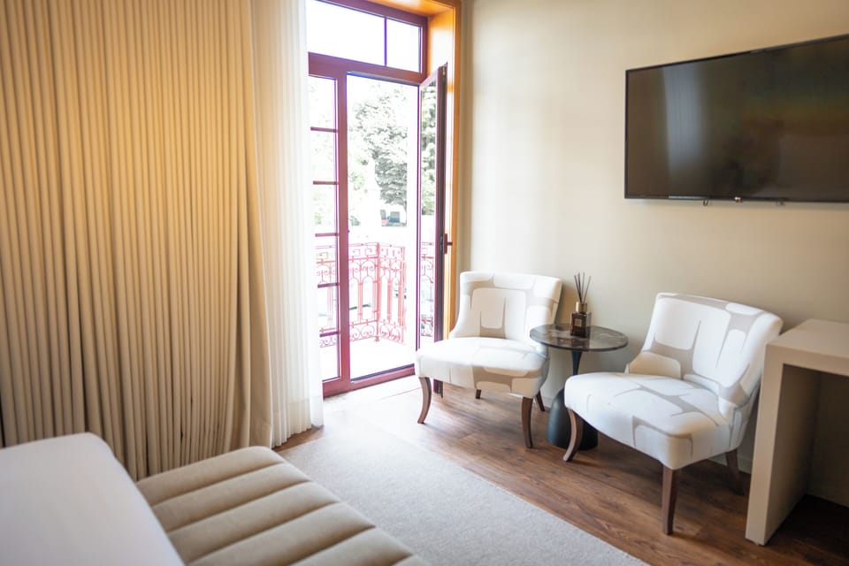 Deluxe Room | Minibar, desk, laptop workspace, soundproofing