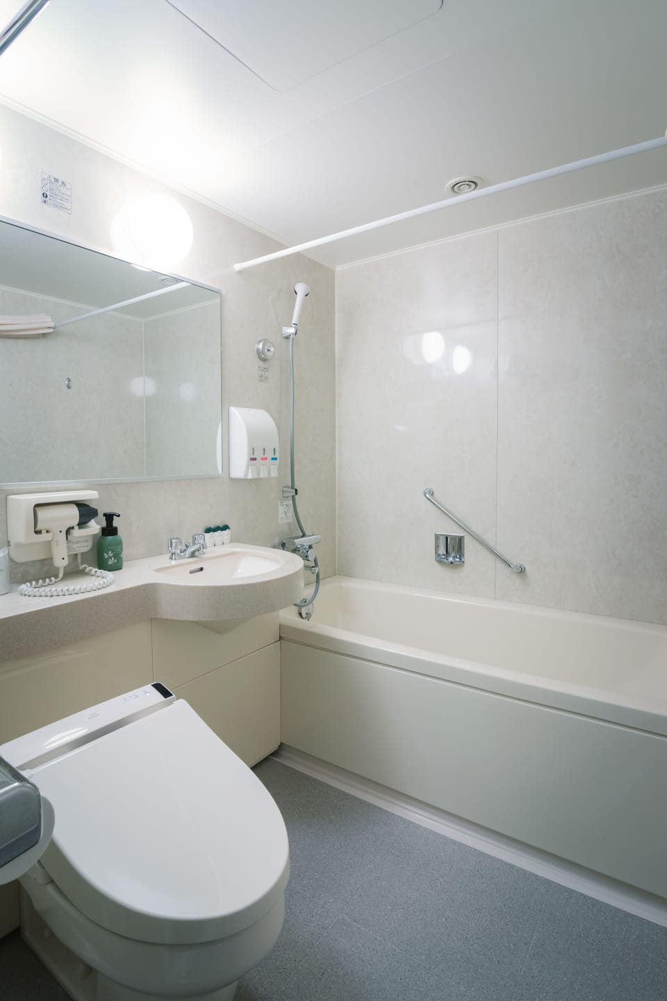 Combined shower/tub, deep soaking tub, free toiletries, hair dryer