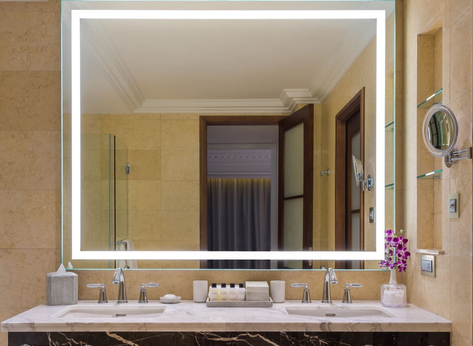 Separate tub and shower, deep soaking tub, free toiletries, hair dryer