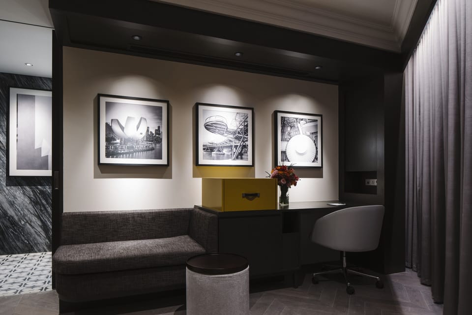 Oasis Junior Suite 1 King | In-room safe, desk, blackout drapes, soundproofing