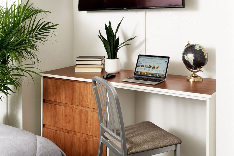 Upgrade 1 Queen | Desk, free WiFi, bed sheets