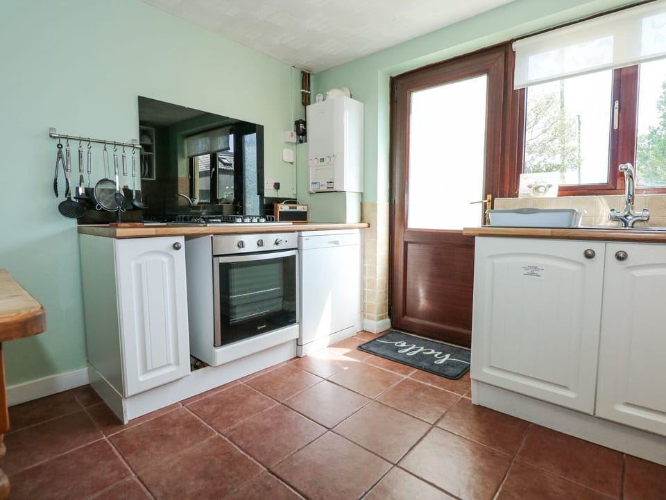 Dishwasher, electric kettle, cookware/dishes/utensils
