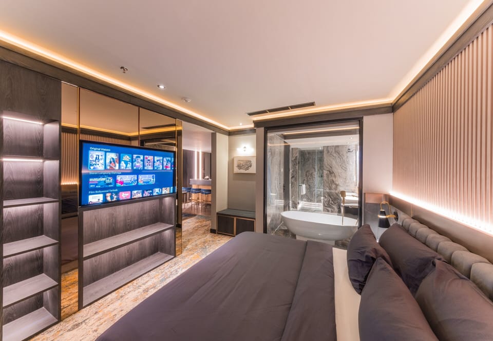 Executive Room | Premium bedding, minibar (some free items), in-room safe, desk