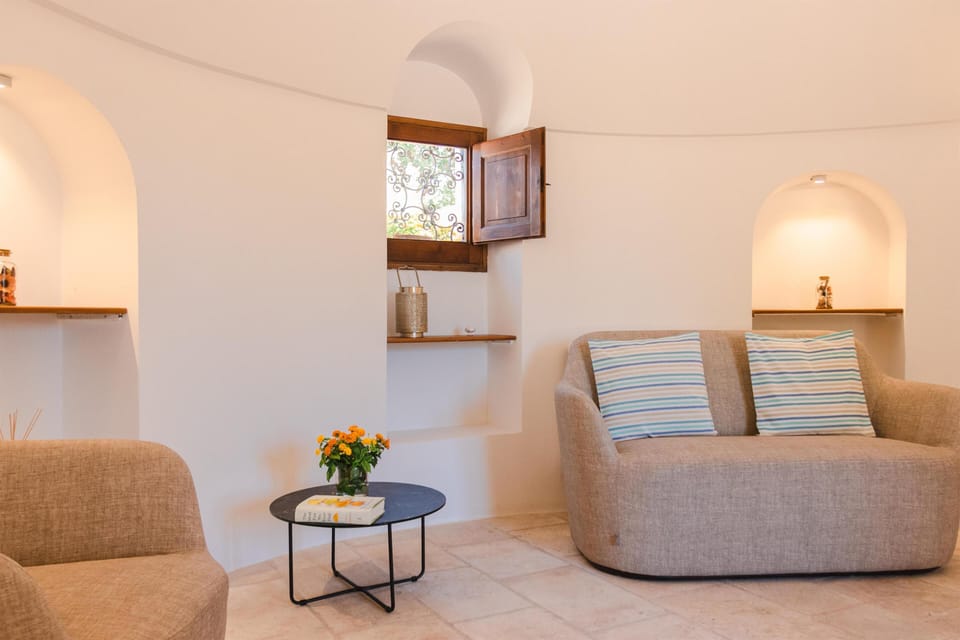 Trullo | Minibar, in-room safe, desk, free cribs/infant beds