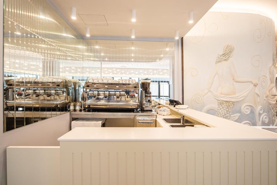 4 restaurants; breakfast, lunch, and dinner served