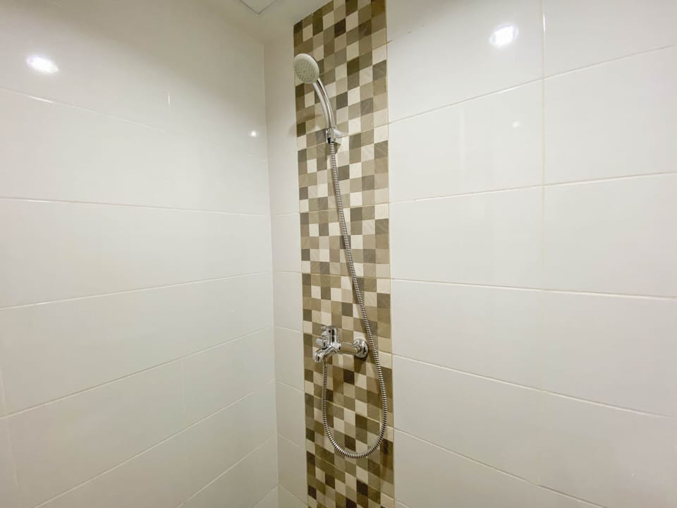 Apartment, 1 Bedroom | Bathroom | Shower, free toiletries, towels