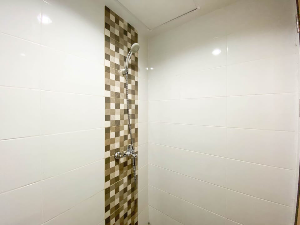Apartment, 1 Bedroom | Bathroom | Shower, free toiletries, towels