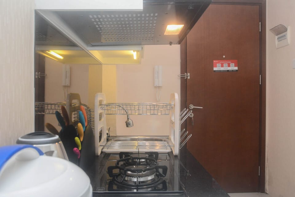 Studio | Private kitchen | Fridge, stovetop, cookware/dishes/utensils, dining tables