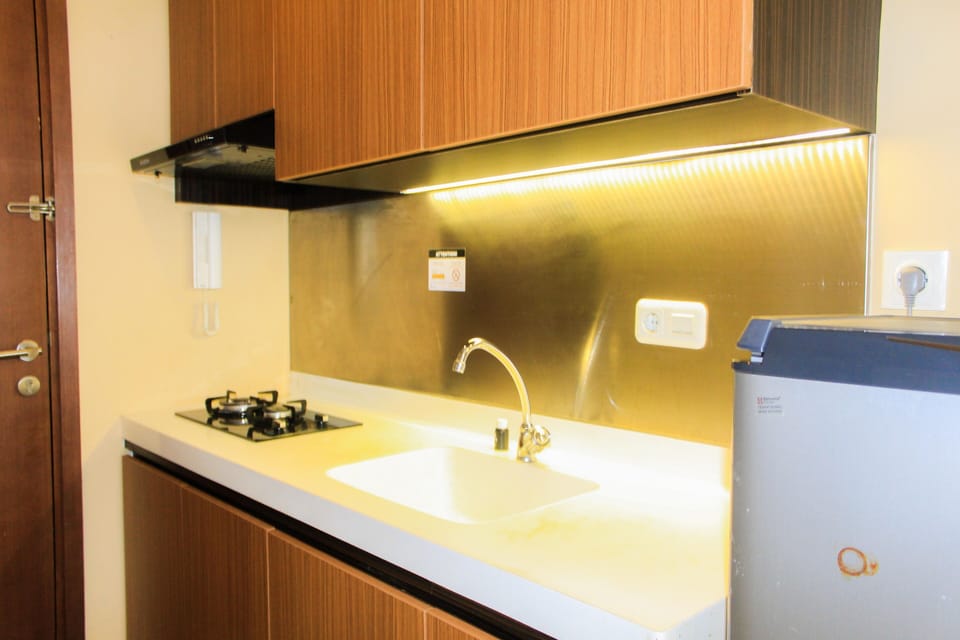Studio | Private kitchen | Fridge, stovetop, cookware/dishes/utensils, dining tables