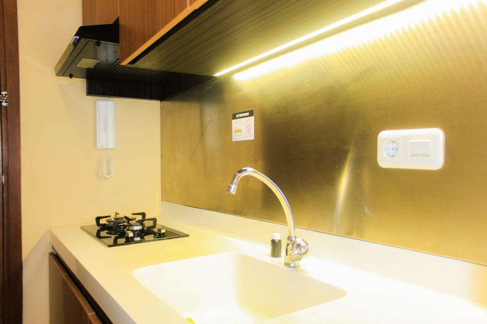 Studio | Private kitchen | Fridge, stovetop, cookware/dishes/utensils, dining tables