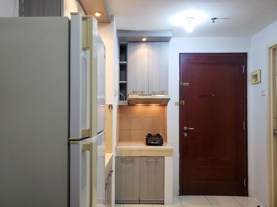 Studio | Private kitchen | Fridge, stovetop, cookware/dishes/utensils, dining tables