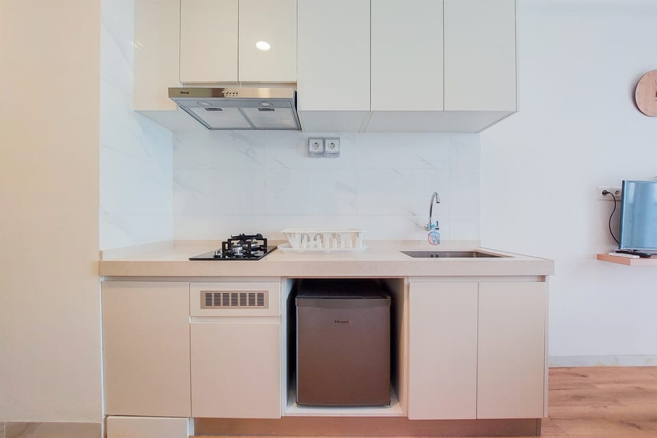 Studio | Private kitchen | Fridge, stovetop, cookware/dishes/utensils, dining tables