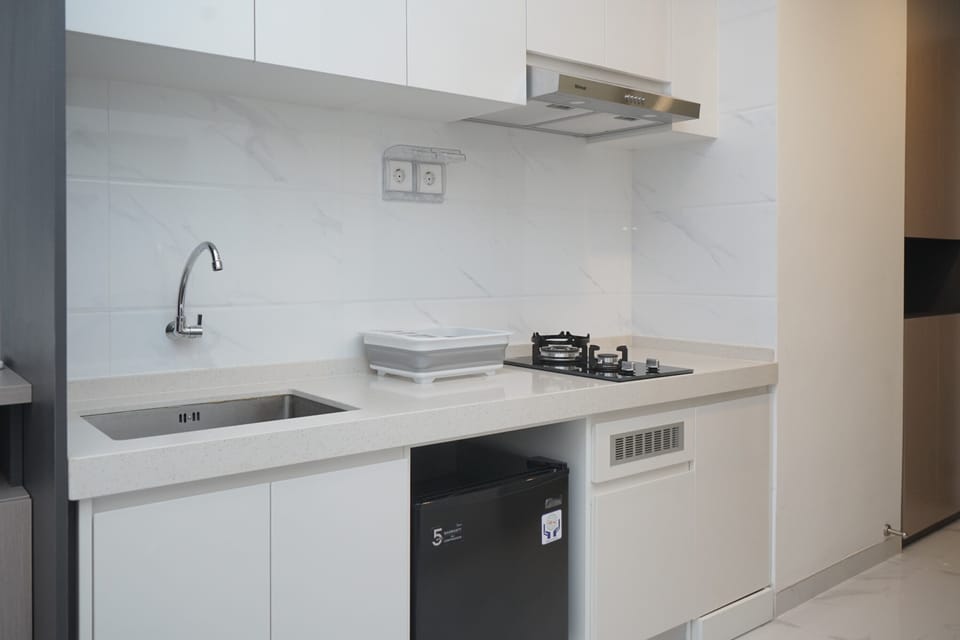 Studio | Private kitchen | Fridge, stovetop, cookware/dishes/utensils, dining tables