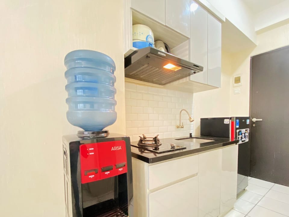 Studio | Private kitchen | Fridge, stovetop, cookware/dishes/utensils, dining tables