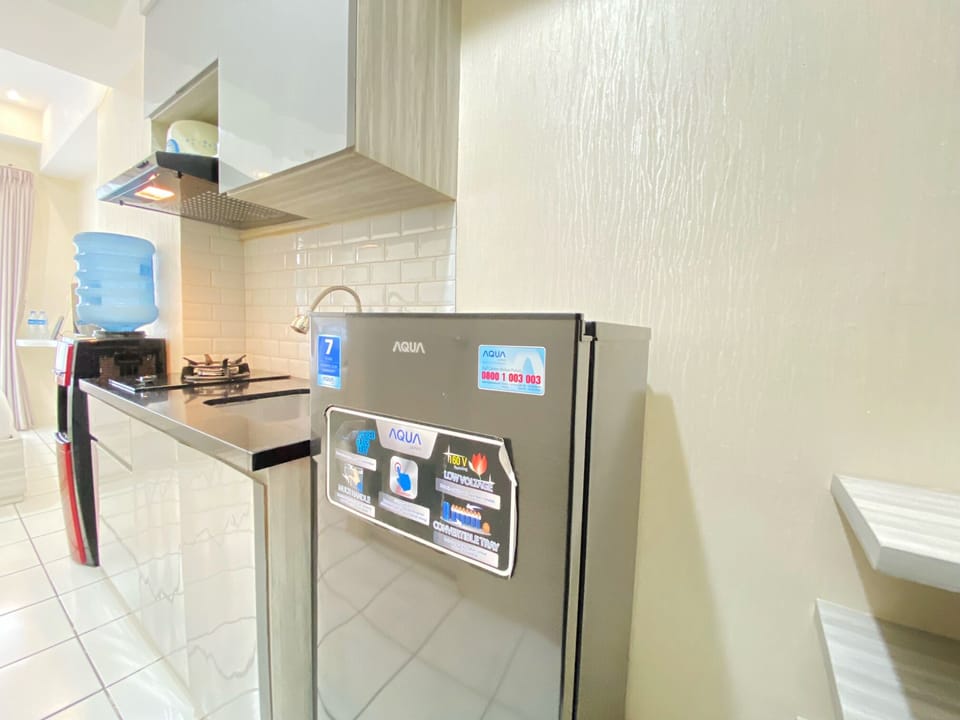 Studio | Private kitchen | Fridge, stovetop, cookware/dishes/utensils, dining tables