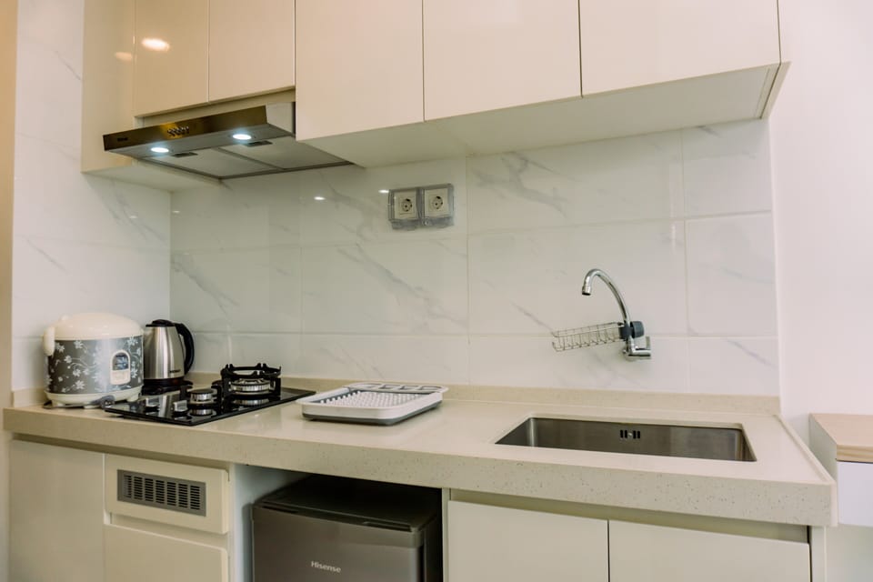 Studio | Private kitchen | Fridge, stovetop, cookware/dishes/utensils, dining tables