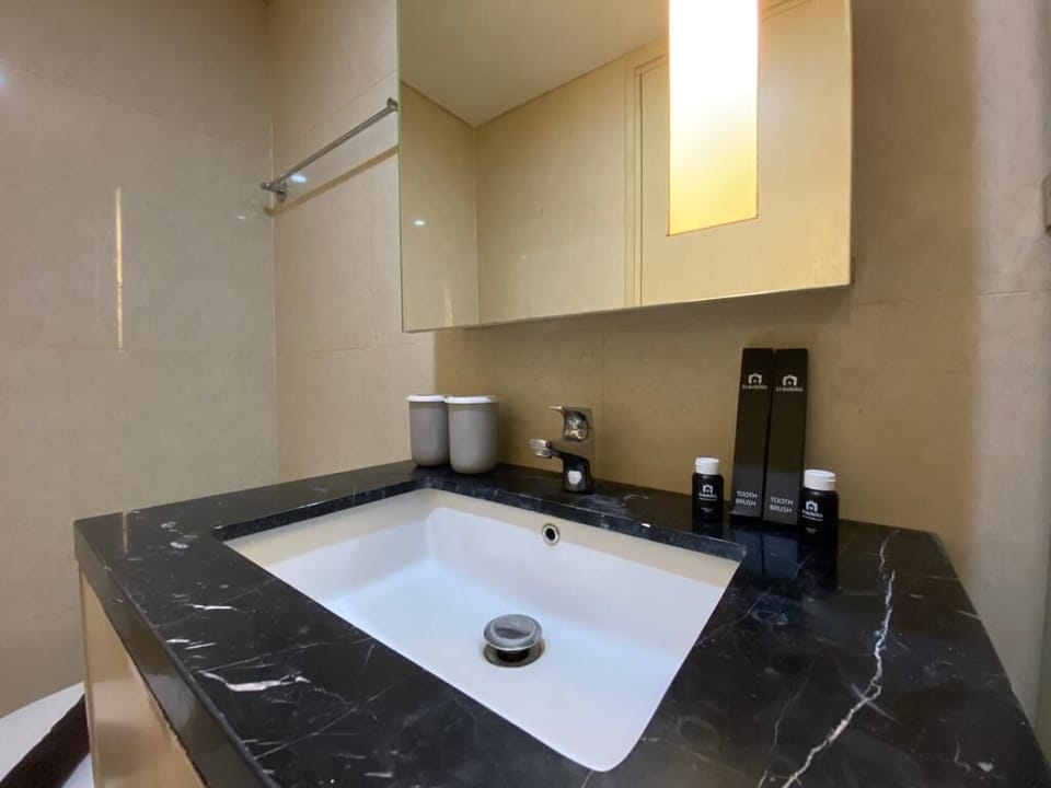 Studio | Bathroom | Shower, free toiletries, towels