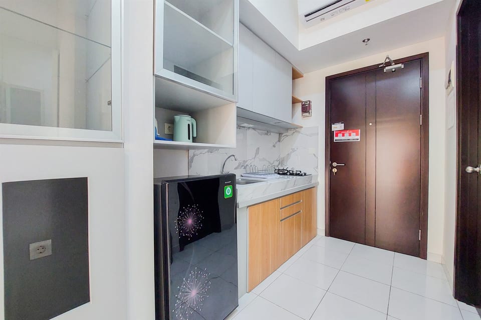 Studio | Private kitchen | Fridge, stovetop, cookware/dishes/utensils, dining tables