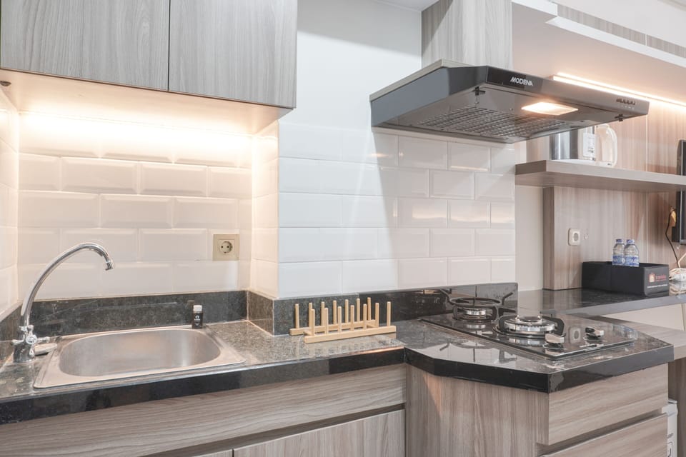 Studio, 1 Bedroom | Private kitchen | Fridge, stovetop, cookware/dishes/utensils, dining tables