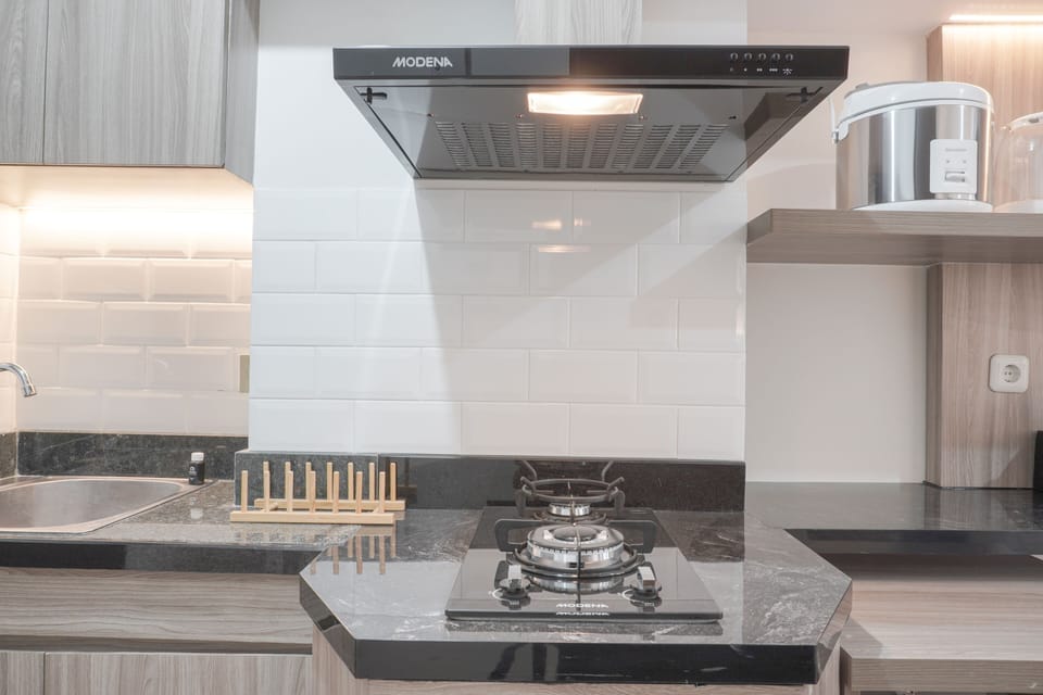 Studio, 1 Bedroom | Private kitchen | Fridge, stovetop, cookware/dishes/utensils, dining tables