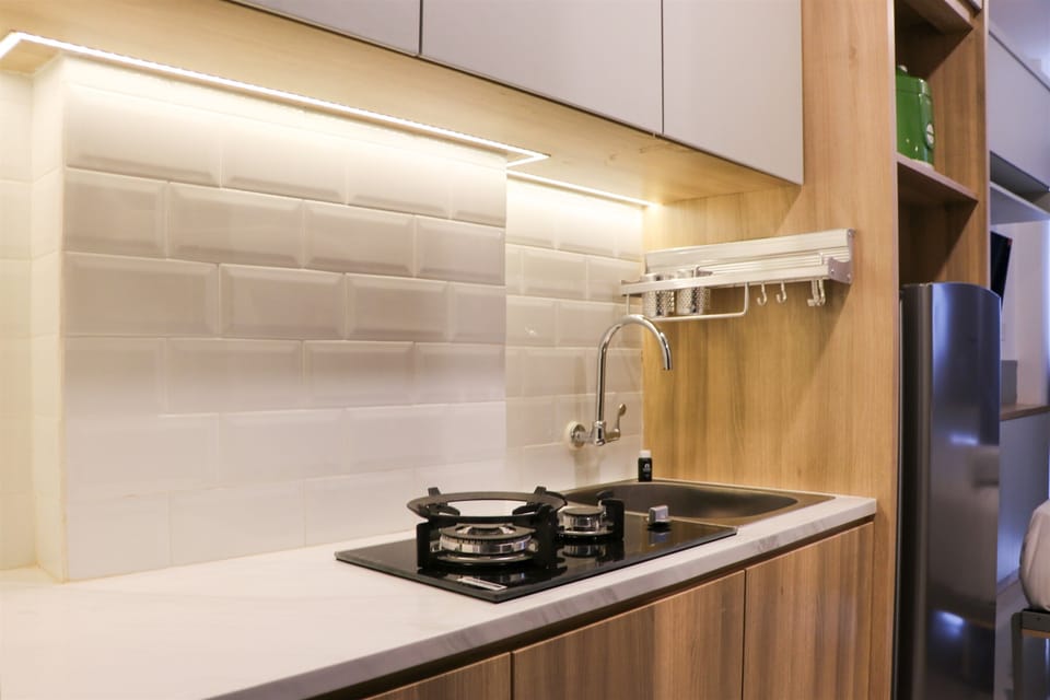 Studio | Private kitchen | Fridge, stovetop, cookware/dishes/utensils, dining tables