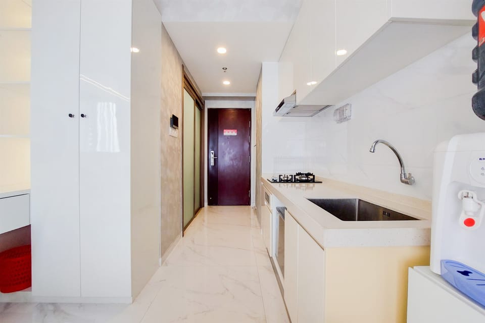Studio | Private kitchen | Fridge, stovetop, cookware/dishes/utensils, dining tables