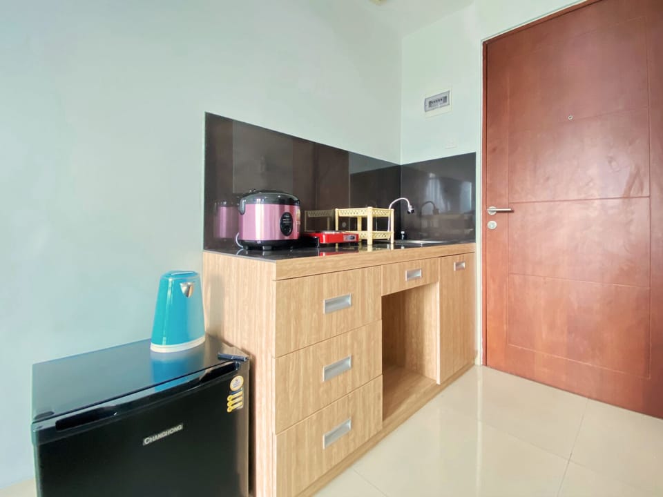 Studio | Private kitchen | Fridge, stovetop, cookware/dishes/utensils, dining tables