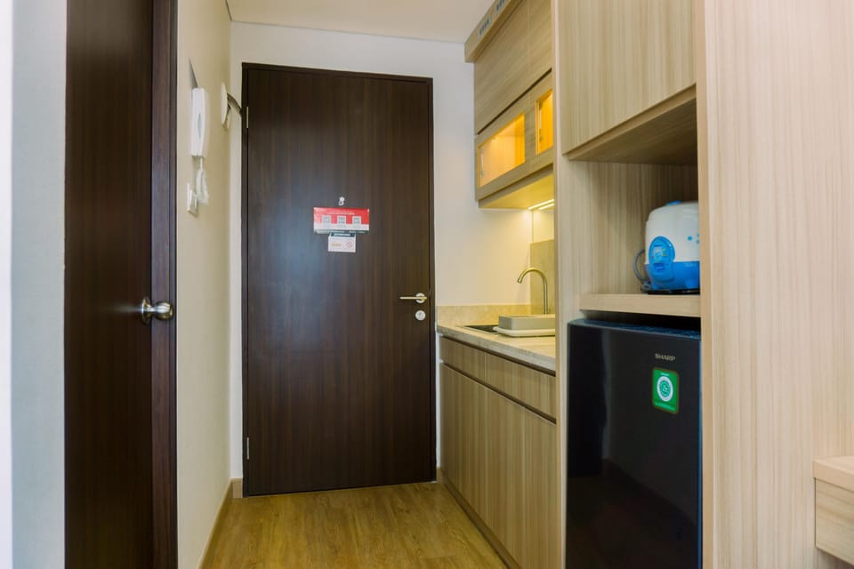 Studio | Private kitchen | Fridge, stovetop, cookware/dishes/utensils, dining tables
