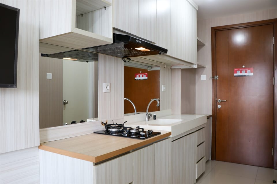 Studio | Private kitchen | Fridge, stovetop, cookware/dishes/utensils, dining tables