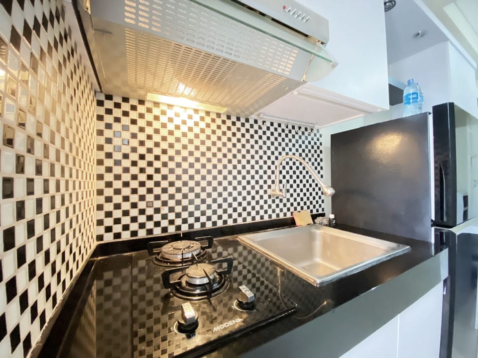 Apartment, 1 Bedroom | Private kitchen | Fridge, stovetop, cookware/dishes/utensils, dining tables