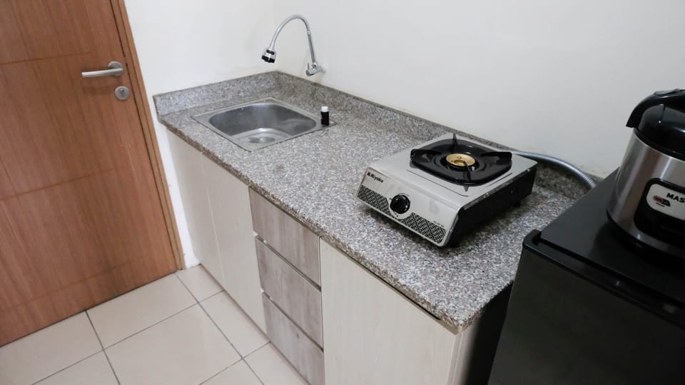 Apartment, 1 Bedroom | Private kitchen | Fridge, stovetop, cookware/dishes/utensils, dining tables