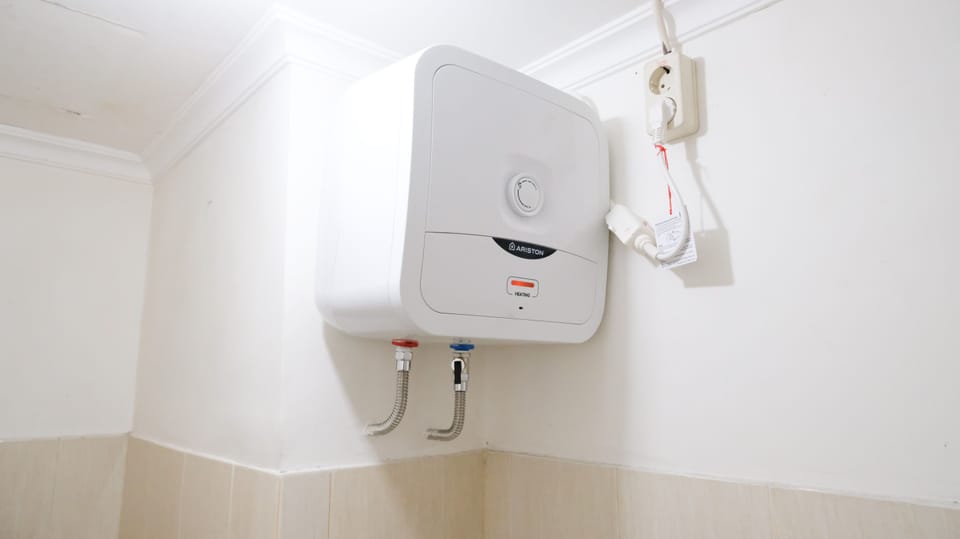 Studio | Bathroom | Shower, free toiletries, towels