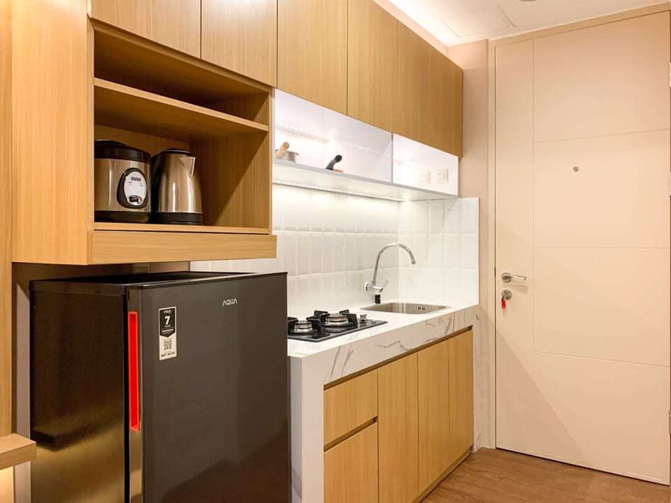 Studio | Private kitchen | Fridge, stovetop, cookware/dishes/utensils, dining tables