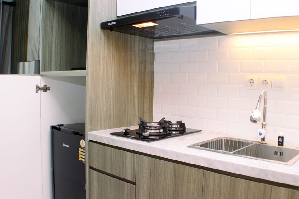 Studio | Private kitchen | Fridge, stovetop, cookware/dishes/utensils, dining tables