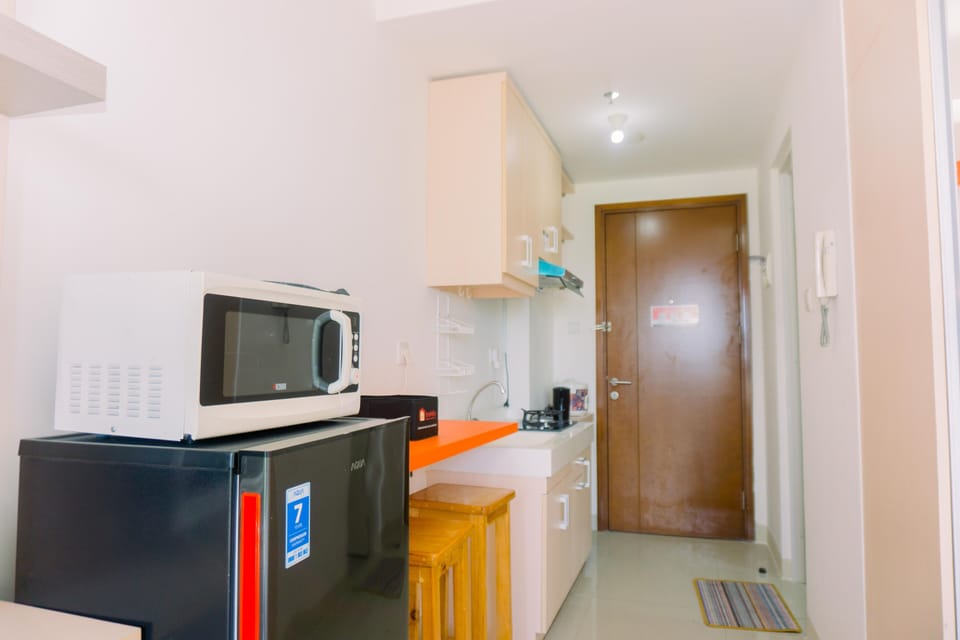 Studio | Private kitchen | Fridge, stovetop, cookware/dishes/utensils, dining tables