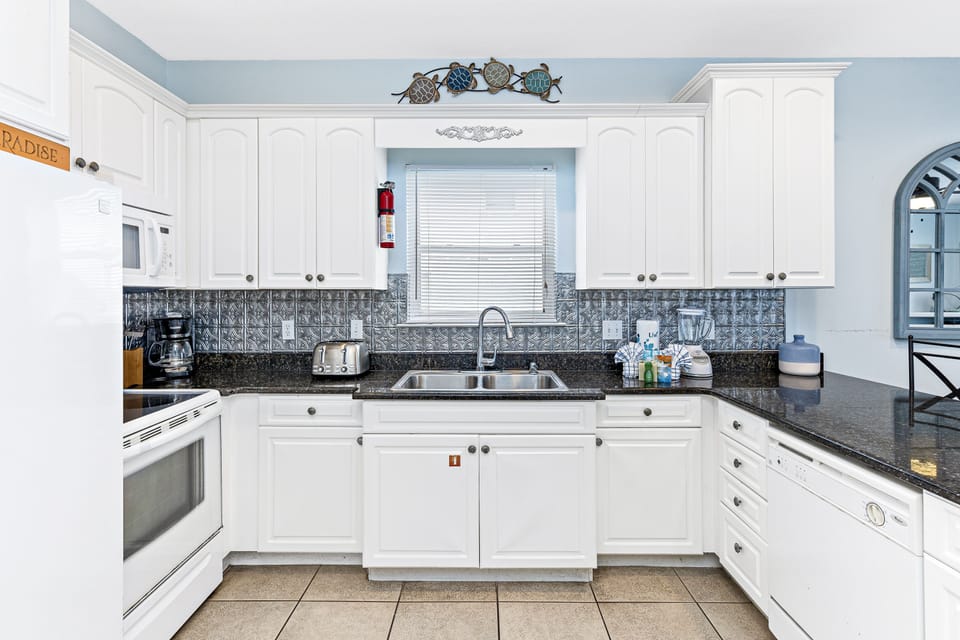 Signature House, 3 Bedrooms, Balcony | Private kitchen | Fridge, microwave, oven, stovetop