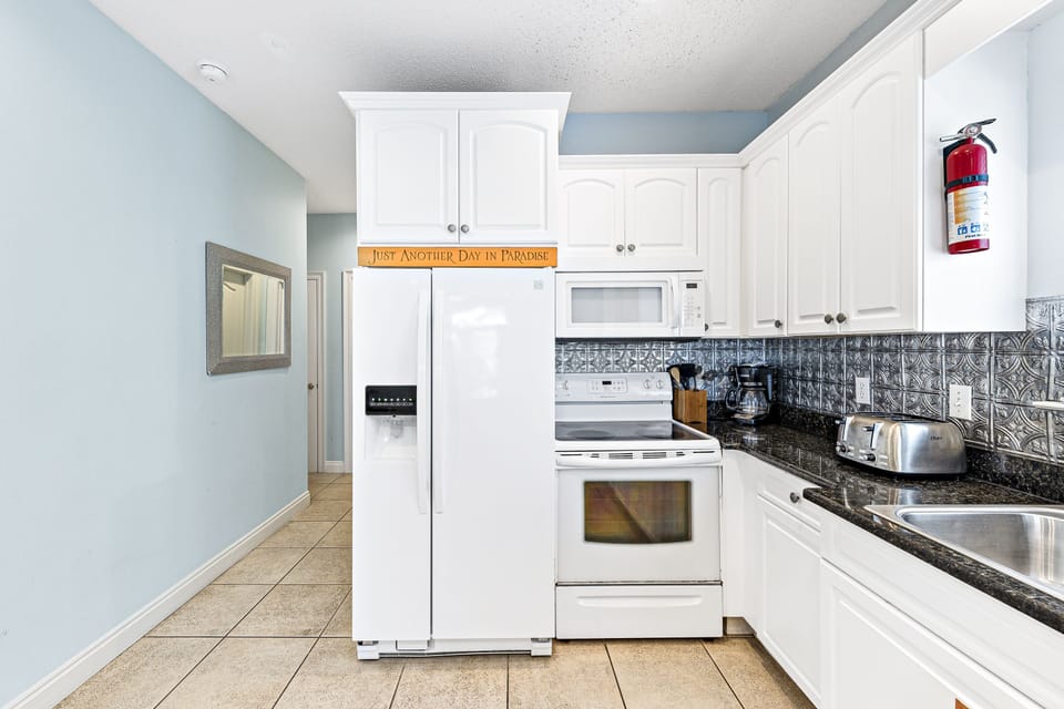 Signature House, 3 Bedrooms, Balcony | Private kitchen | Fridge, microwave, oven, stovetop