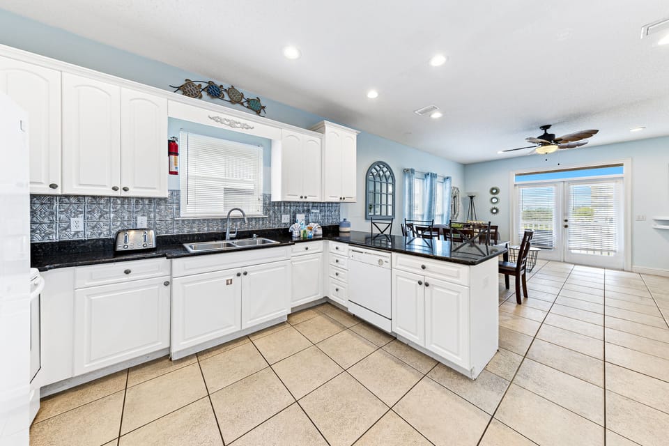 Signature House, 3 Bedrooms, Balcony | Private kitchen | Fridge, microwave, oven, stovetop