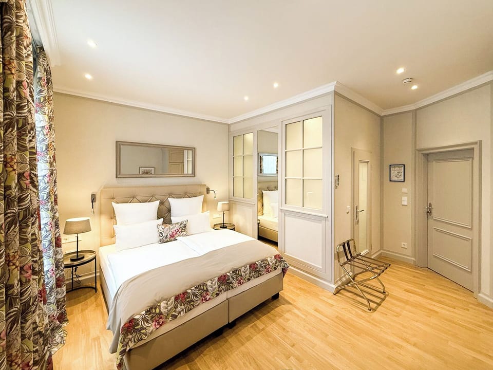 Comfort Double Room | Minibar, in-room safe, desk, soundproofing