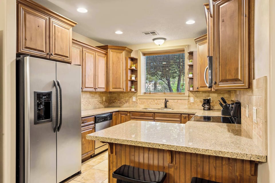Condo, 1 King Bed with Sofa bed, Patio, Mountain View (Sweet Retreat) | Private kitchen | Fridge, microwave, oven, stovetop