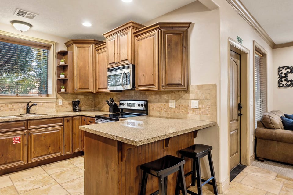 Condo, 1 King Bed with Sofa bed, Patio, Mountain View (Sweet Retreat) | Private kitchen | Fridge, microwave, oven, stovetop