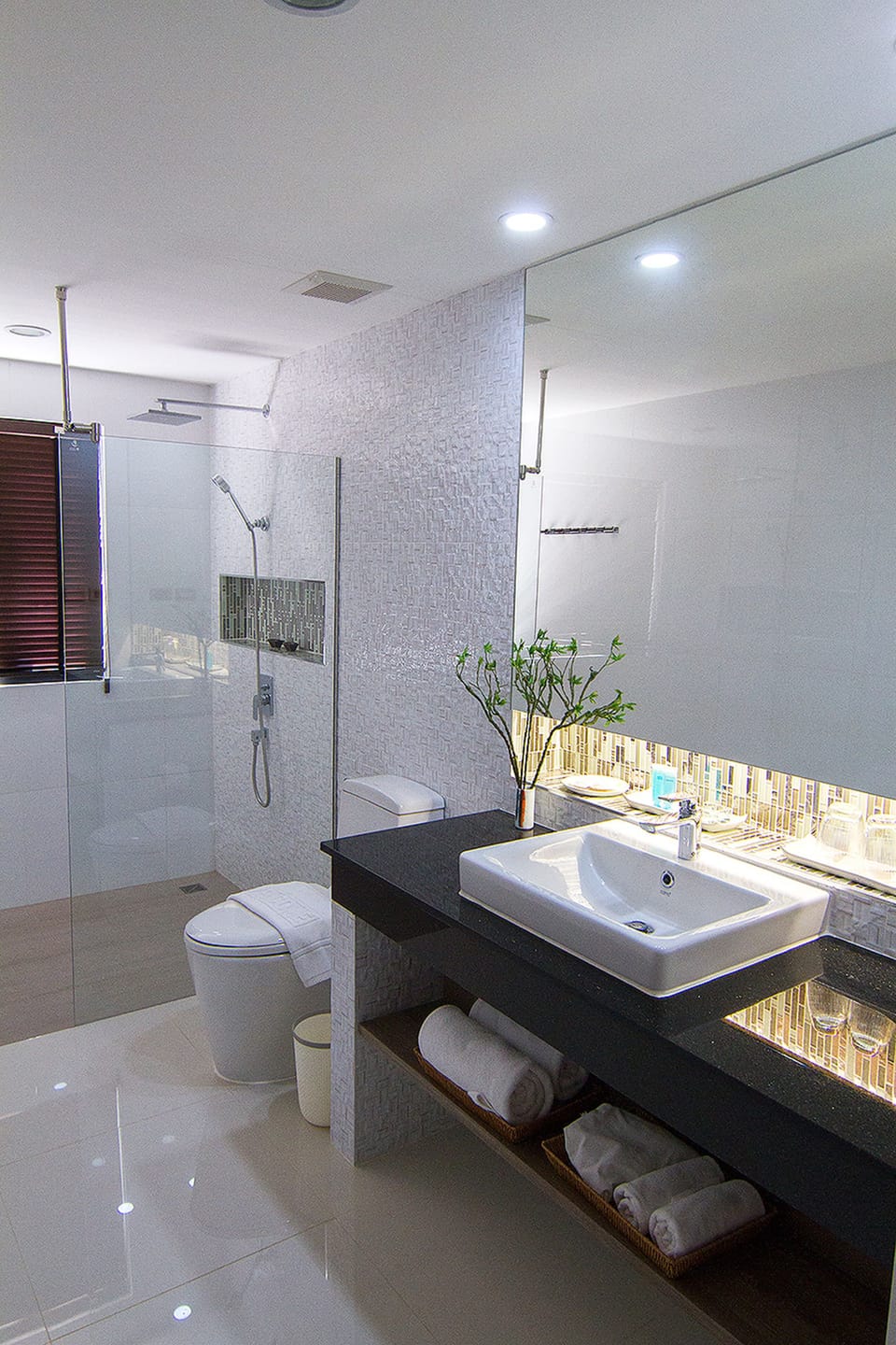 Panorama  | Bathroom | Shower, free toiletries, hair dryer, slippers